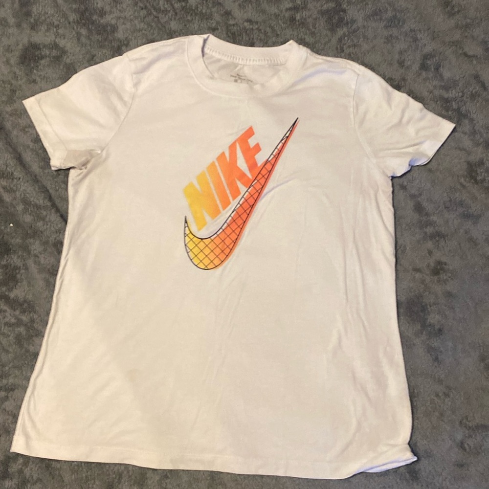 Women’s L Nike tee